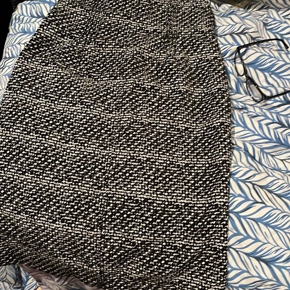 Worthington black and white  pencil skirt, size 4 zips on side